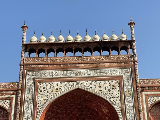 die 11 Kugeln auf dem Eingangstor