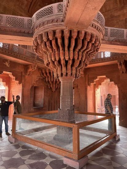 Eine spezielle Holzstruktur mit den Bolkonen für die Sitze des Herrschers und seiner Minister