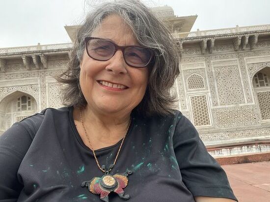 ich bin etwas lädiert von den Farbpulver verstreuenden Kindern der Stadt