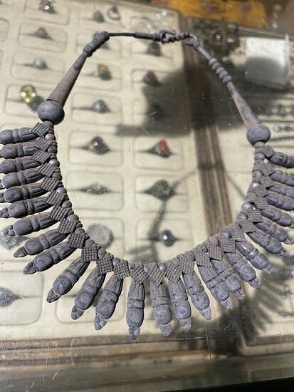 Der alte Silberschuck, den noch Aris Mutter gemacht hat, bräuchte dringend eine Reinigung.