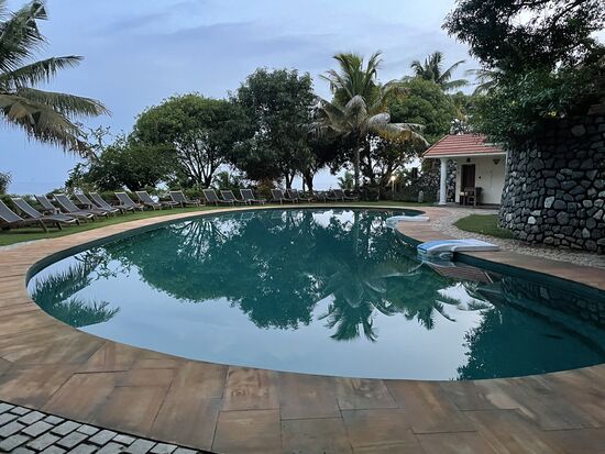 Der Hotelpool am Abend