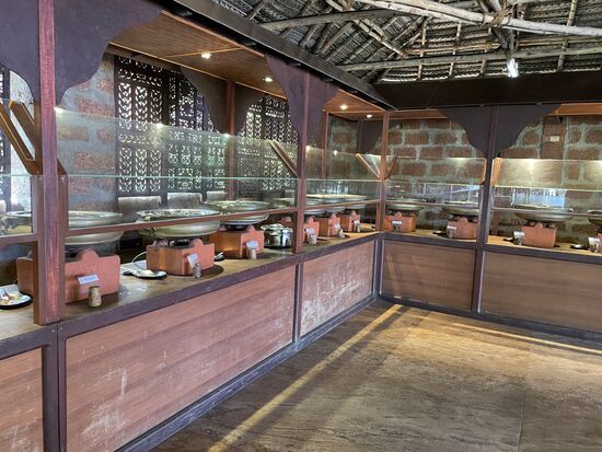 Am Buffet wird bedient