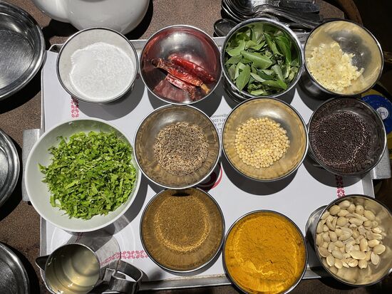 Salz - Chili - Koffirlimette - Knoblauch
Koriander - Kümmel - Linsen - Senfsamen
Oel - gemahlener Kreuzkümmel - Kurkuma - Erdnüsse