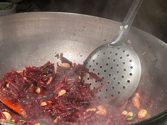 Rote Beete werden gkocht, später wird der Reis dazu gemischt.