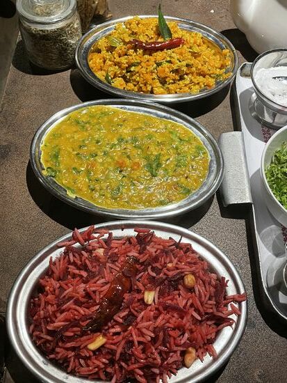 Karottenthoran (typische lokales Gericht), Dal mit Spinat - Reis mit Rote Beete