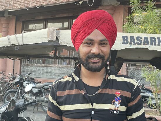 Ramandeep, mein Taxifahrer 
Ich mag es, wenn ich weiss, mit wem ich unterwegs bin, darum haben wir gleich mal Nummern ausgetauscht.