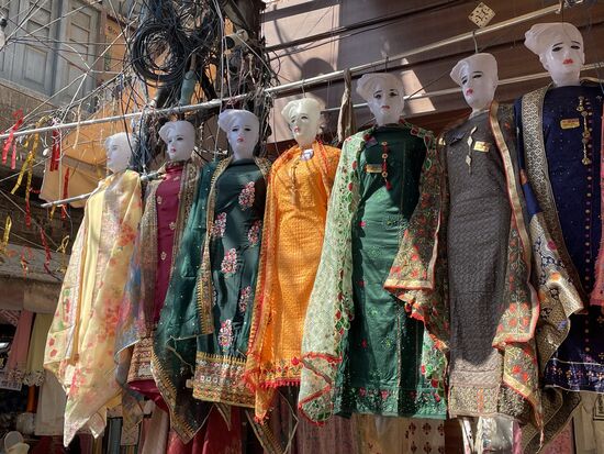 Es sind alles nur Stoffe, die Kleider müssen erst noch genäht werden