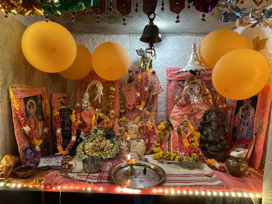 Die Diwali-Balone im Hausaltar haben etwas Luft verloren.