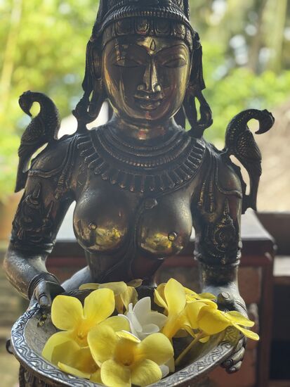 Die Blumen bei den Göttinnen werden jeden Tag gewechselt