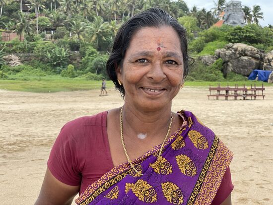 Chandrica verkauft selbstbemalte Karten am Strand