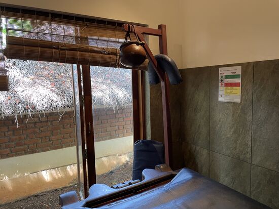 Der Therapieraum mit dem Topf für den Stirnguss