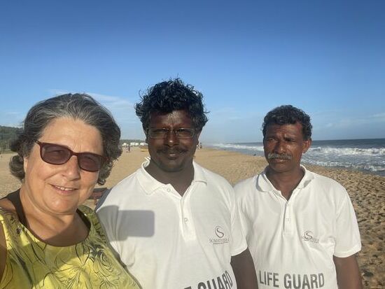 Raju und Kumar haben niemanden zum Retten, denn niemand traut sich in das stürmische Wasser.