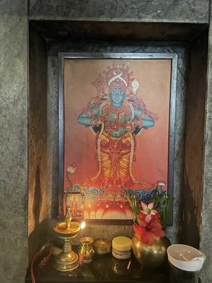 Im Therapieraum brennt immer ein Öllämpchen und Thanky stellt ein paar Blüten ein.