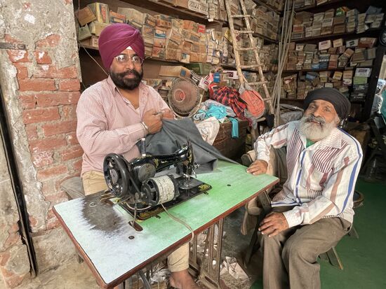 Beim Schneider mit seiner alten Tretmaschine.
