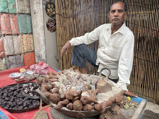 Er verkauft Knollengemüse. von den kleinen schwarzen Dingern gibt er mir eines zu versuchen. Es scheinen kleine Kartoffeln mit schwarzer Schale zu sein. Jedenfalls schmecken sie so.