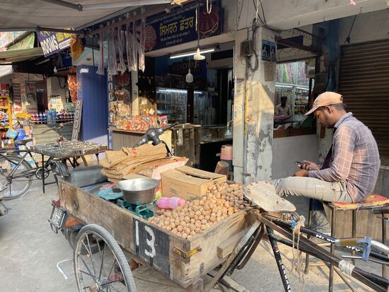 Walnüsse werden überall angeboten, auch Erdnüsse, frisch geröstet.