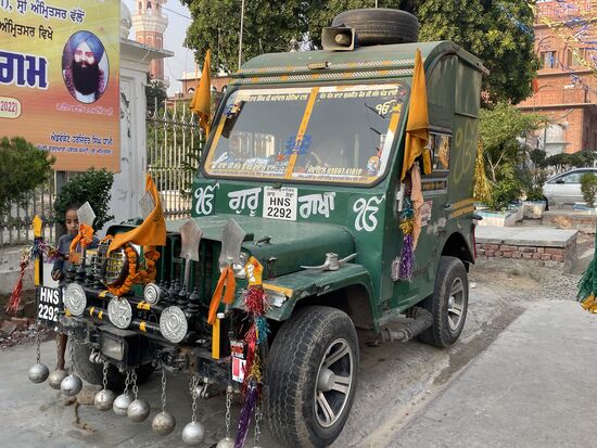 Das eigenartige Fahrzeugs des Gurus mit dem riesigen Turban steht wieder vor dem Tempel. Er muss also irgendwo unterwegs sein.