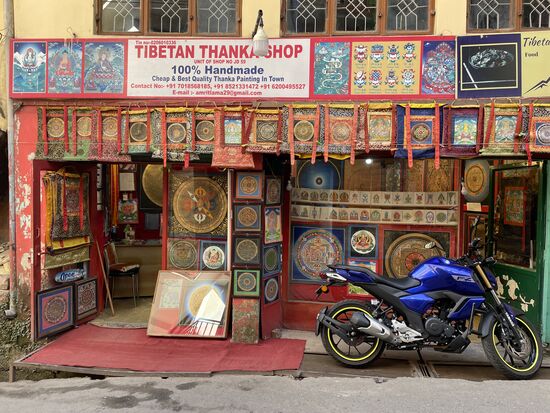 der kleine Laden mit tibetischen Thanka-Bildern ist direkt gegenüber dem Hotel