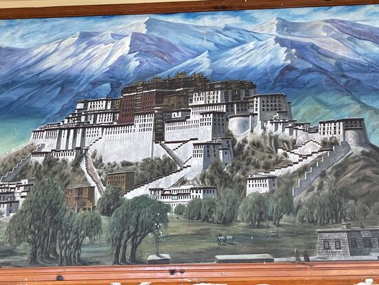 Der Potola-Palast von Lhasa hängt als Bild vor der Eingangshalle