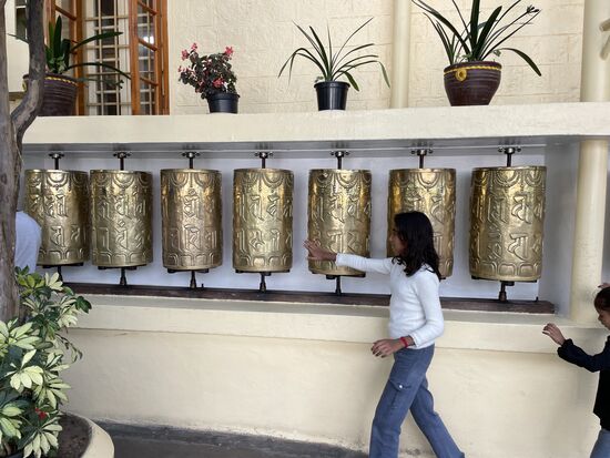 Gebetsmühlen rund um den Tempel des Dalai-Lamas