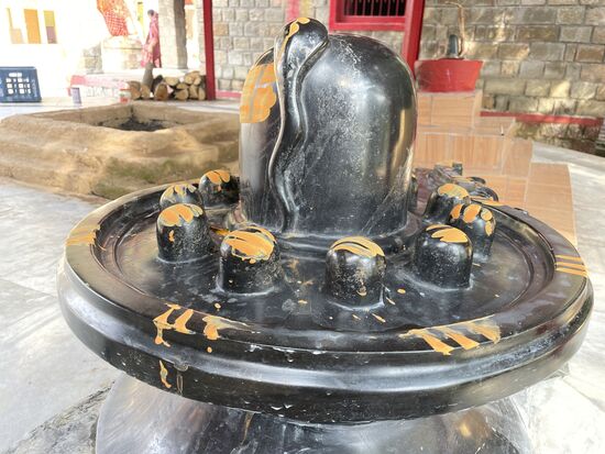 Ein Lingam, Symbol für Shiva, das in vielen Tempeln aufgestellt ist.