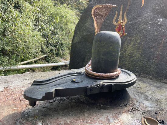 In der Nähe des Wasserfalls noch einmal ein Lingam, mit einer Kobra