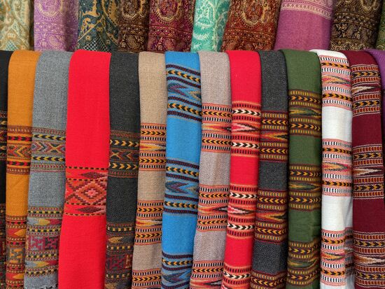 Dieses Bild könnte auch gut in den Anden aufgenommen worden sein. Auch in der Höhe von Peru wird mit diesen leuchtenden Farben gearbeitet.