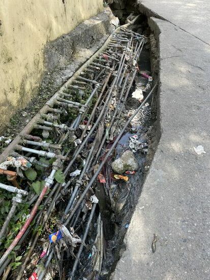 Wasserzufuhr und Abwasser am gleichen Ort