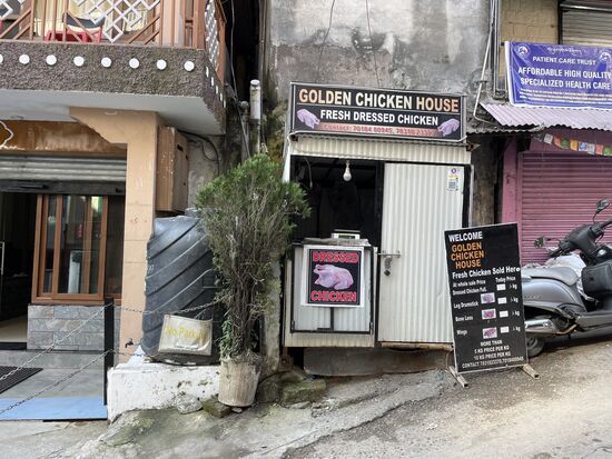 Dressed Chicken sind ausgenommene, pfannenfertige Poulets. Auch diesen Laden haben ich nur einmal offen gesehen.