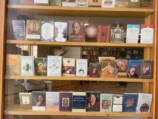 Die Buchhandlung des Tempels hat ein umfassendes Angebot an Büchern von und über den Dalai-Lama