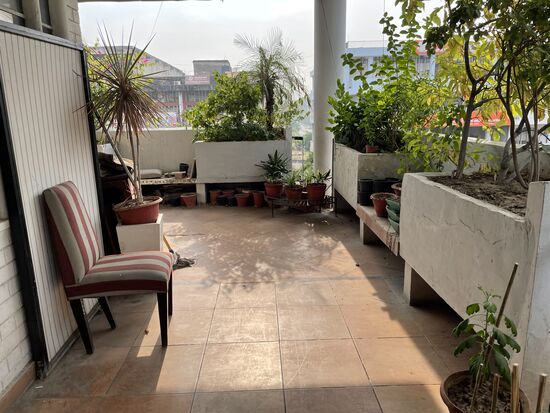 Mein Balkon. Leider fehtl ein Tisch aber er scheint eh mehr als Ablagefläche für Putzmaterial zu dienen.