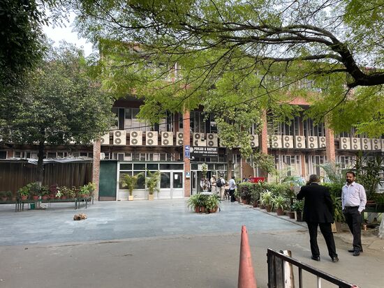 Wahrscheinlich ist es der High Court, das hohe Gericht, jedenfalls verkehren hier lauter Männer in offiziellen Anzügen.