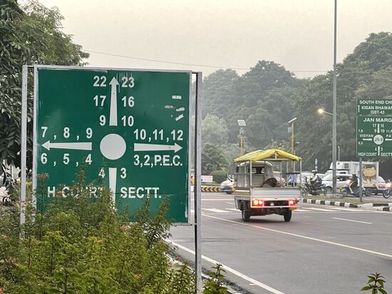 Wenigstens versteht man die Strassenbeschilderung auf Anhieb...