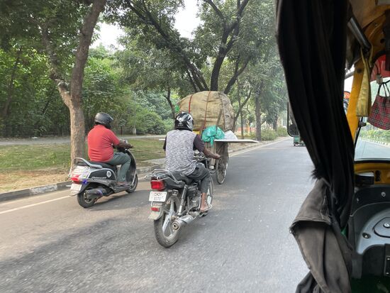 Die Strassenteilnehmer bleiben auch auf den breiten Strassen die gleichen: Autos, Motorräder, Fahrräder, Ritschkas.