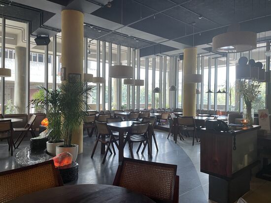 Wenn man genauer hinsieht, merkt man, dass diese Söulen sich bei allen Gebäuden durchziehen - kein Wunder, sind ja alle gleich gebaut.