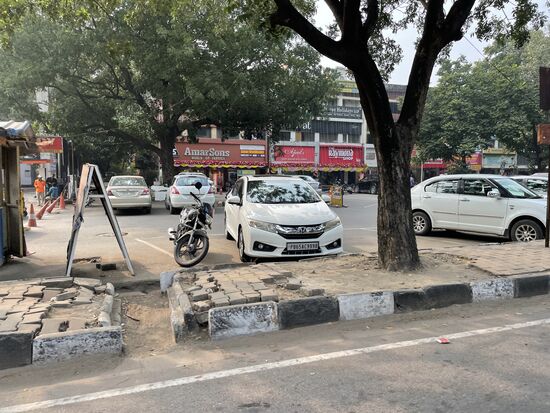 Überall das gleiche Bild. Kaputte Wege und Anlagen, viele Parkplätze, einödige Wohnbauten.