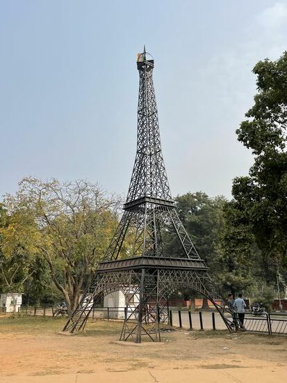 Der sagenhafte Eiffelturm. Irgendwo bei einem Park gleich neben dem Zaun aufgestellt. Scheint, dass er hier nur auf Zeit steht.