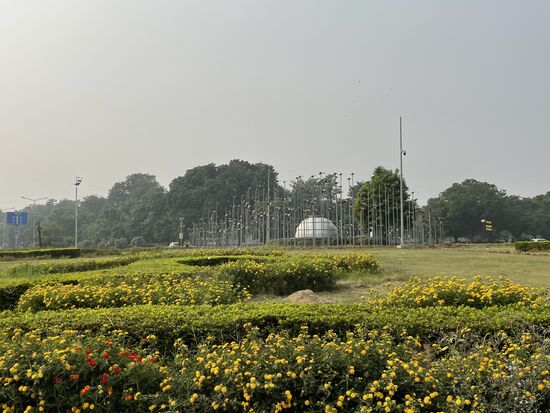Wieder einer der riesigen Kreisel mit Blumenrabatten