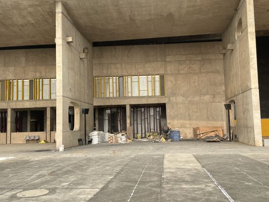 Da wird wohl noch gebaut, es liegen überall Baumaterialien herum