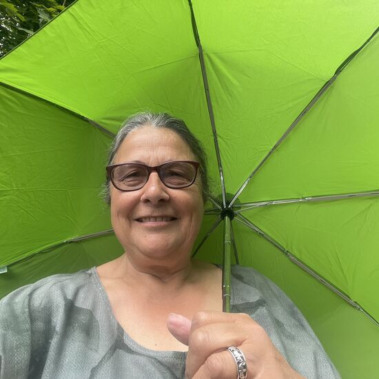 Meine Schirm-Galerie, die ich auf einer früheren Reise aufgenommen habe, behalte ich vorläufig bei. Immer wenn ich weiter reise, zeige ich das mit einem Schirm an. Wobei die Schirme immer irgendwo ausgeliehen sind. Das gibt manchmal zusätzliche witzige Begegnungen. Dieser war von einem unerwarteten Besuch am letzten Tag vor meiner Abreise. 'Nur für ein Selfie'. Meine lapidare Erklärung, wenn ich von jemandem kurz den Schirm ausleihe und die erstaunten Blicke des Schirmbesitzers gehören zum System.