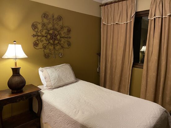 Endlich, kurz vor MItternacht hatte ich mein Ziel erriecht. Das gebuchte Hotelzimmer in der Nàhe des Flughafens von Guatemala-City