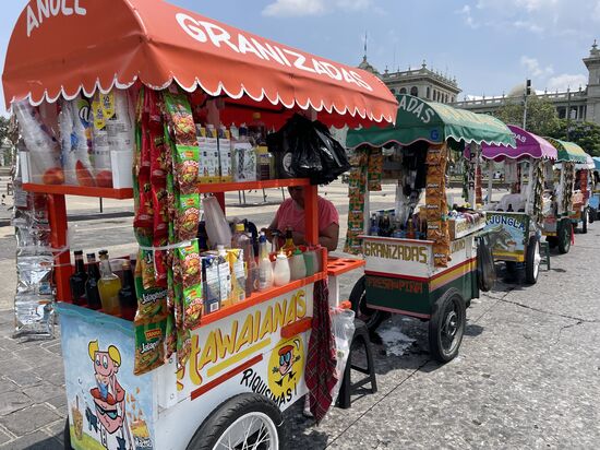 Typische Verkäufsstände für Graniza, zerstossenes Eis mit farbigem Fruchtsirup darauf.