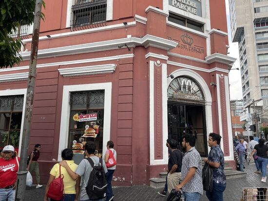 Ein sehr diskreter McDonalds, der das Stadtbild der historischen Innenstadt nicht verschandeln soll.