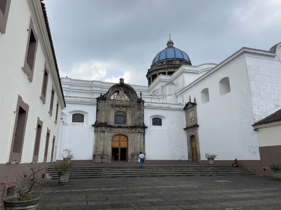 Der Seiteneingang der Kathedrale mit der blauen Kuppel