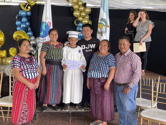 mit den stolzen Eltern, Davids Mutter und Raquels Eltern