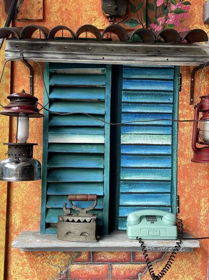 raffinierte Installation im Cafe Rafa aus gemaltem Hintergrund und echten Accessoires