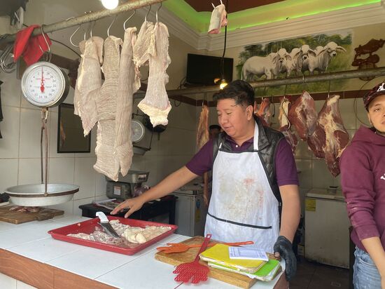 Die Metzgerei ist in einem offenen Gebäude untergebracht.