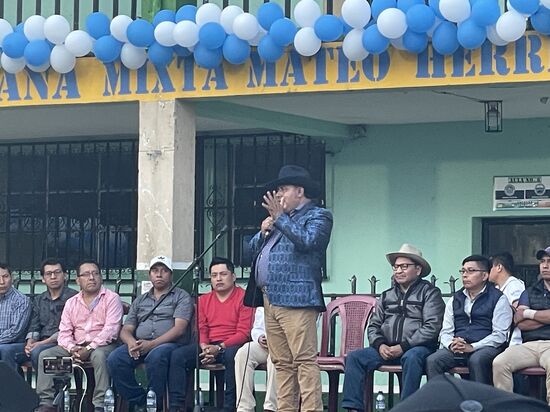 Der neue Bürgermeister hält eine Rede