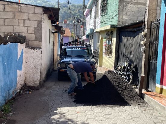 Kein Durchkommen wegen einem Sandhaufen
