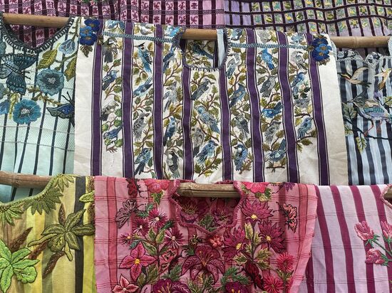 die typischen Huipiles von Santiago Atitlan